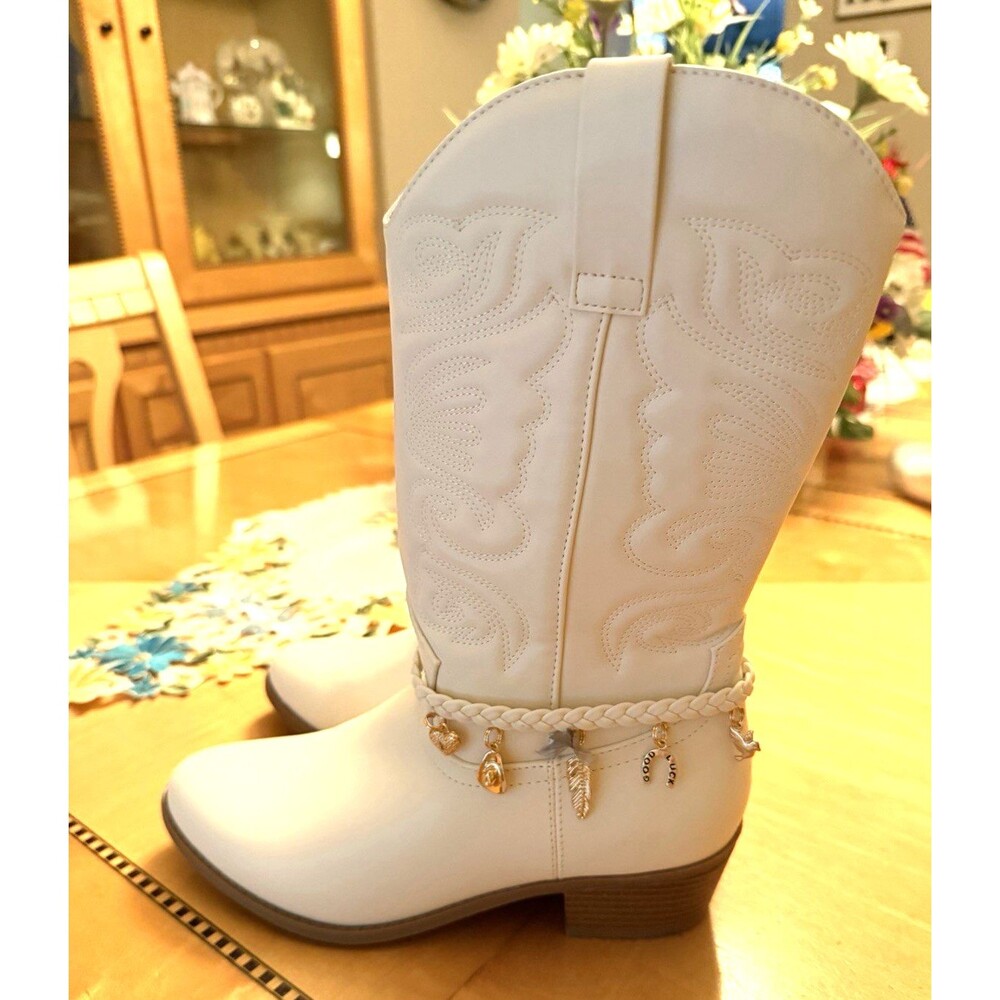 NWOT Madden NYC White Cowboy Cowgirl Boots Size 5 Girls/Woman’s Hanging Charms